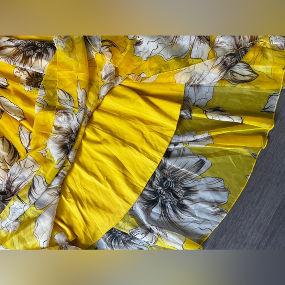 Chicwish yellow flower long skirt. Elastic waist. Size XS/Small. - Picture 4 of 8